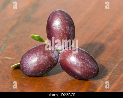 Olives sur la table en bois Banque D'Images