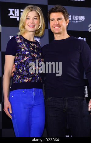 9 janvier 2013 - Tokyo, Japon - L'acteur américain TOM CRUISE pose avec l'actrice britannique Rosamund Pike au cours d'une conférence de presse pour promouvoir leur film ''Jack Reacher'' à l'hôtel Conrad, le 10 janvier 2013 à Séoul, Corée du Sud. (Crédit Image : © Jana Corée Presse/press/ZUMAPRESS.com) Jana Banque D'Images