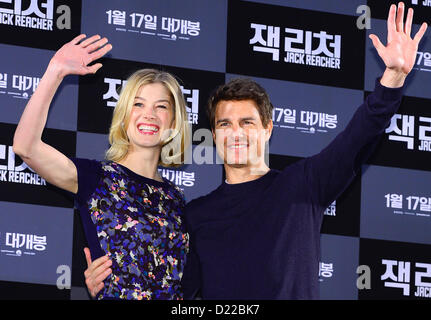 9 janvier 2013 - Tokyo, Japon - L'acteur américain TOM CRUISE pose avec l'actrice britannique Rosamund Pike au cours d'une conférence de presse pour promouvoir leur film ''Jack Reacher'' à l'hôtel Conrad, le 10 janvier 2013 à Séoul, Corée du Sud. (Crédit Image : © Jana Corée Presse/press/ZUMAPRESS.com) Jana Banque D'Images