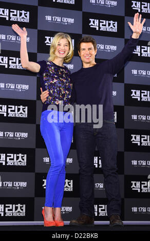 9 janvier 2013 - Tokyo, Japon - L'acteur américain TOM CRUISE pose avec l'actrice britannique Rosamund Pike au cours d'une conférence de presse pour promouvoir leur film ''Jack Reacher'' à l'hôtel Conrad, le 10 janvier 2013 à Séoul, Corée du Sud. (Crédit Image : © Jana Corée Presse/press/ZUMAPRESS.com) Jana Banque D'Images