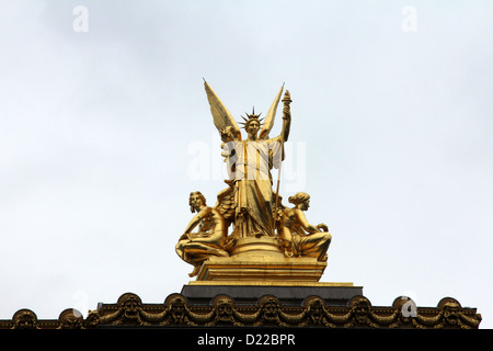 Statue en or de l'Ange sur le dessus de l'Opéra Garnier à Paris, France (la poésie par Charles Gumery) Banque D'Images