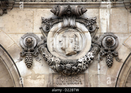 Les détails architecturaux de l'Opéra National de Paris : Cimarosa sculpture façade. Banque D'Images