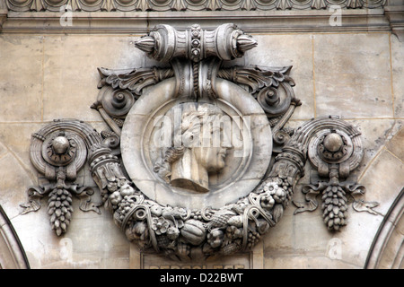 Les détails architecturaux de l'Opéra National de Paris : Percolese sculpture façade. Banque D'Images