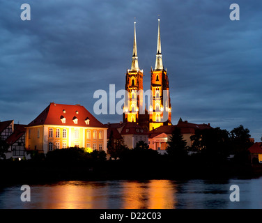 La Cathédrale de Saint Jean Baptiste à Wroclaw dans la nuit. Banque D'Images