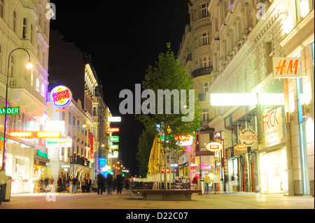 Centre-ville de Vienne avec de nombreux touristes dans la nuit . Le tourisme a généré 8,4  % du produit intérieur brut de l'Autriche (23,6 milliards d'euros) Banque D'Images