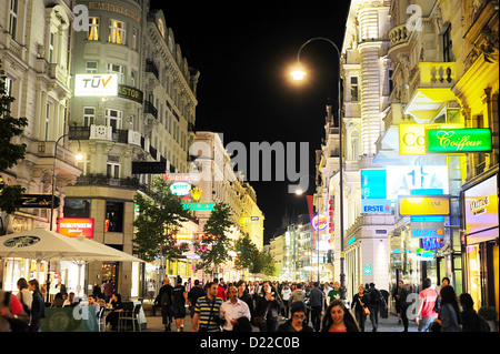 Centre-ville de Vienne avec de nombreux touristes dans la nuit . Le tourisme a généré 8,4  % du produit intérieur brut de l'Autriche (23,6 milliards d'euros) Banque D'Images