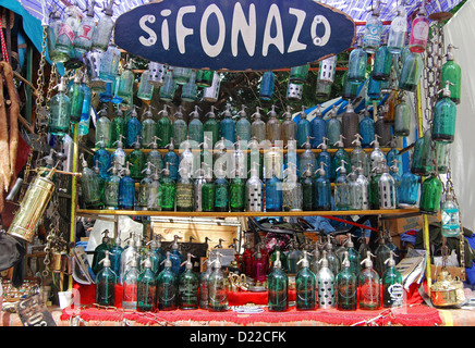 Vintage seltzer bouteilles pour vendre au marché aux puces dans le quartier San Telmo Buenos Aires Argentine. Banque D'Images