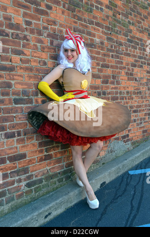 Comic con 2012 NYC. Un couturier habillé comme des crêpes aux œufs et au bacon. Banque D'Images