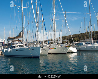 Bateau à voile dans le port Banque D'Images