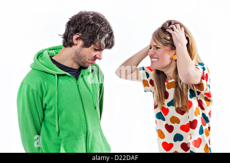 Jeune couple combats et exprimer leurs émotions Banque D'Images