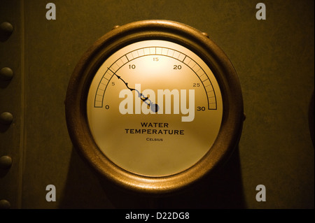 Indicateur de température d'eau sur l'acier rouillé vintage Banque D'Images