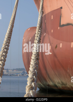 Des cordes sur le nouveau bateau dans le chantier naval Banque D'Images