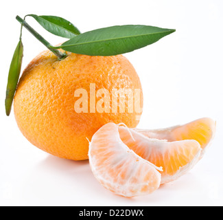 Mandarine avec des feuilles sur un fond blanc. Banque D'Images