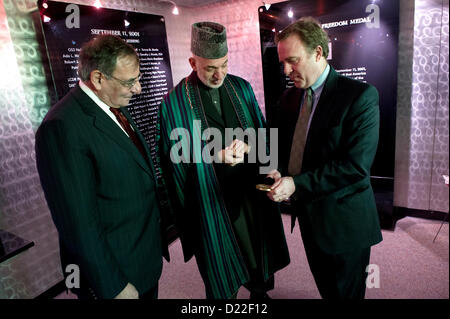 Le président afghan Hamid Karzai , centre, et le secrétaire à la Défense Leon Panetta, gauche, avec Jim Laychak, président du Pentagone Memorial Fund au cours d'une visite du Pentagone 911 Memorial le 10 janvier 2013 à Arlington, VA. Banque D'Images