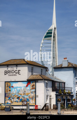 Le vieux pont Taverne avec la tour Spinnaker dans l'arrière-plan, les vieux Le port de Portsmouth, Portsmouth, Hampshire, England, UK Banque D'Images