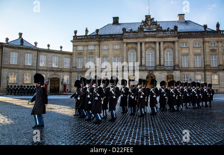 Garde royale danoise, palais royal de Copenhague. Cérémonie de la relève de la garde. L'hiver. Copenhague, Danemark, Europe. Banque D'Images