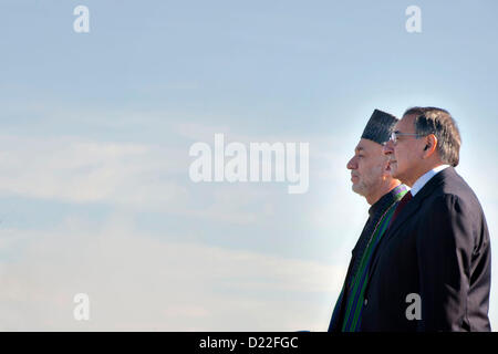 Le président afghan Hamid Karzai est avec le secrétaire américain à la défense, Leon Panetta, au cours de la cérémonie d'arrivée officielle au Pentagone le 10 janvier 2013 à Arlington, VA. Banque D'Images