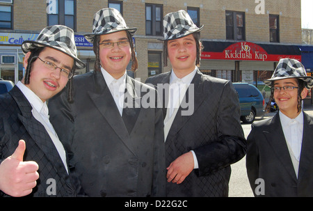 Purim dans quartier Park Brooklyn, New York. Les garçons juifs religieux habillés en costume pour la maison de Pourim. Banque D'Images