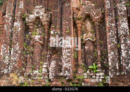 Sculptures sur pierre trouvées sur les murs extérieurs de la mon fils ruines Cham au Vietnam Banque D'Images