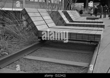 Chaises longues sur la Highline park's des rails de chemin de fer surélevée, New York Banque D'Images