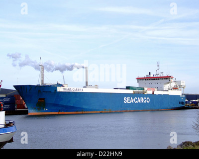 Le TRANSPORTEUR TRANS est un cargo à roulettes (RO-RO) conçu pour transporter efficacement divers types de marchandises, y compris des véhicules et des conteneurs, entre les ports. Il dispose d'un grand pont ouvert pour le chargement et le déchargement faciles des marchandises. Banque D'Images