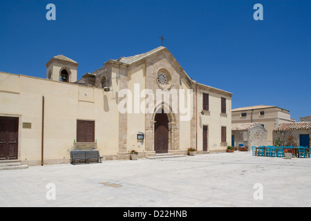 Marzamemi : piazza principale vieille ville - église Banque D'Images