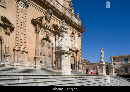 Modica : église de San Pietro avec statues des douze apôtres Banque D'Images