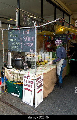 Décrochage du marché du cidre épicé chaud de vente au marché de Brick Lane, Londres, Royaume-Uni. Banque D'Images