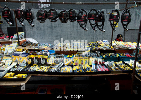 Outils pour vendre au marché de Brick Lane, Londres, Royaume-Uni. Banque D'Images