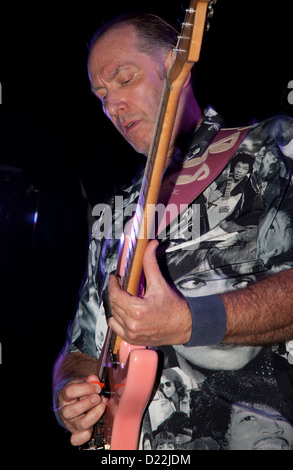 Musicien de blues britannique Barry Martin (tortue Slim) d'effectuer avec son groupe, les hamsters à l'édition 2011 du Festival de Blues de Tenby. Banque D'Images