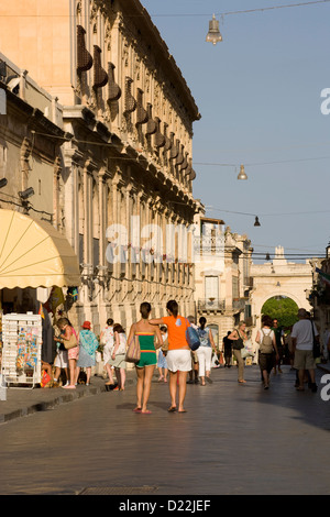 Noto : poussettes sur le Corso Vittorio Emanuele et Porta Reale en arrière-plan Banque D'Images