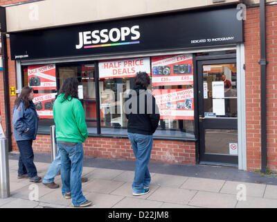 Middlesbrough, Royaume-Uni. 12 janvier 2013. Les personnes à la recherche de la fenêtre de Jessops shop à Newport Road Middlesbrough enfin fermé 12 Janvier 2013 Banque D'Images