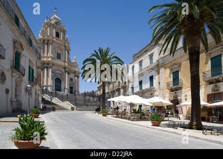 Ragusa Ibla : Piazza del Duomo - Duomo San Giorgio & cafés Banque D'Images