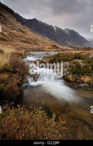 La rivière Coe, Glencoe, avec la crête dentelée du Aonach Eagach en arrière-plan Banque D'Images