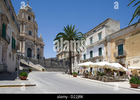 Ragusa Ibla : Piazza del Duomo - Duomo San Giorgio & cafés Banque D'Images