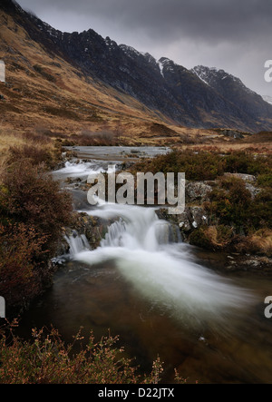 La rivière Coe, Glencoe, avec la crête dentelée du Aonach Eagach en arrière-plan Banque D'Images