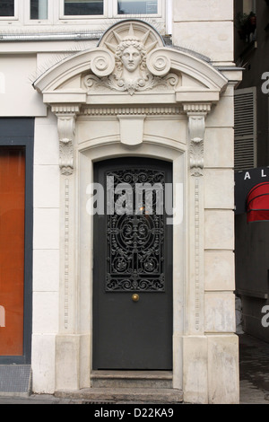 Vieille porte en métal noir à Paris, France Banque D'Images