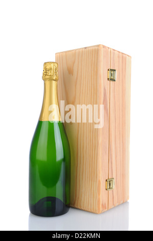 Une bouteille de champagne en face d'une boîte cadeau en bois. Format vertical isolé sur blanc avec réflexion. Banque D'Images