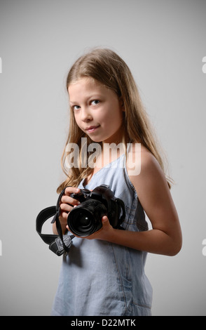 Preteen girl avec un appareil photo reflex Banque D'Images