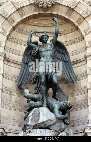 Fontaine Saint Michael à Place Saint Michel à Paris, France. Banque D'Images