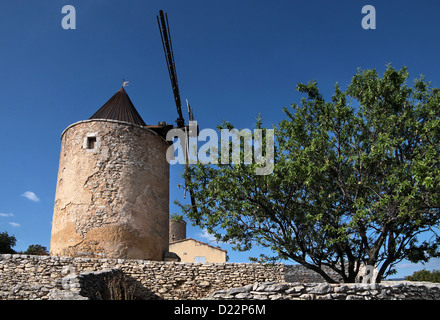 Ancien moulin dans le village de St Saturnin-Les-apt de la Haute-Provence Banque D'Images