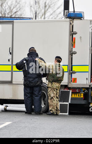 Belfast, en Irlande du Nord, Royaume-Uni. 12 janvier 2013. Un certain nombre de routes dans le sud de Belfast, avec une ligne de chemin de fer de Great Victoria Street, ont été fermées à la suite de la découverte d'un dispositif suspect à Donegal Avenue. Le PSNI ont confirmé qu'un 'small, explosif viable' a été découverte. ATO de l'armée ont été appelés à prendre l'appareil, qui a été pris pour l'examen médico-légal. La scène a été déclaré sûr, les routes ont été rouvertes, et les résidents ont été autorisés à retourner dans leurs foyers. Crédit : Stephen Barnes / Alamy Live News Banque D'Images