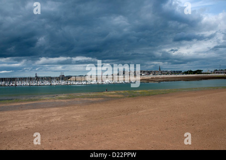 Saint-Malo est une ville portuaire fortifiée en Bretagne, dans le nord-ouest de la France sur la Manche. Plage à marée basse à Saint-Malo. Banque D'Images