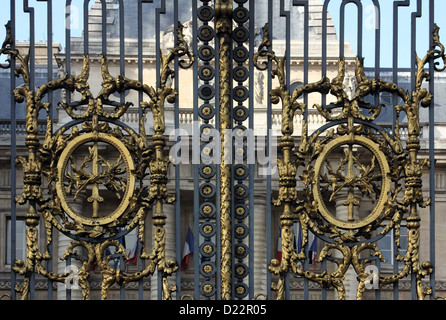 Détail de la porte d'or au palais de justice à Paris Banque D'Images