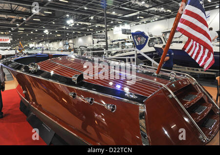 Excel, Londres, Royaume-Uni. 12 janvier 2013. Un bateau en bois de style années 1930 voile à la London Boat Show. Le London Boat Show à Excel. Le spectacle pour les amateurs de navigation, des petits canots à moteur Voiliers de luxe avec des accessoires et une voiture de luxe article, le boat show a tout. Crédit : Matthieu Chattle / Alamy Live News Banque D'Images