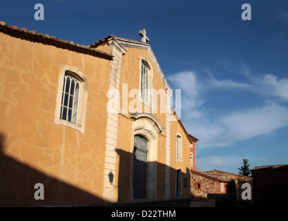 Maisons colorées à Roussillon dans le Luberon, Provence, France Banque D'Images