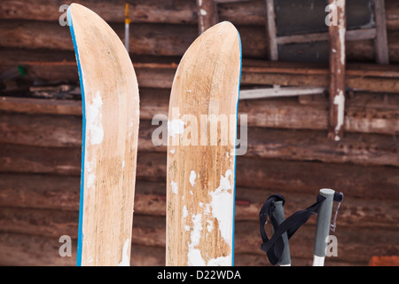 Paire de skis en bois grande maison de chasse et mur en hiver jour Banque D'Images