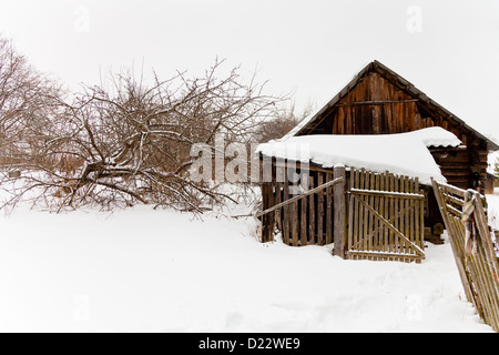 Hangar en bois abandonnés dans la neige en hiver jour village Banque D'Images