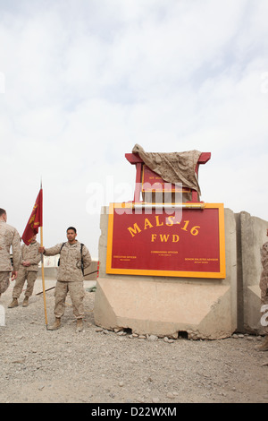 Les Marines américains et les marins du Marine Aviation Logistics Squadron (MALS) 16, Marine Aircraft Group 16, dévoilent une enseigne de dédicace au Camp Bastion, province de Helmand, Afghanistan. L'événement honore les contributions de l'escadron à la base. Banque D'Images