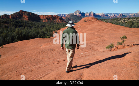 Randonneur sur rocher sous-marin à Sedona Banque D'Images